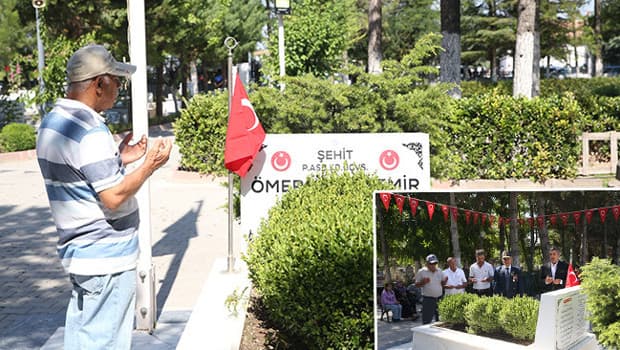 15 Temmuz kahramanı şehit Ömer Halisdemir'in kabrinde yoğunluk yaşanıyor: 'Böyle bir kahraman unutulmaz'