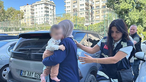 Samsun'da uyuşturucu operasyonu: Kucağında bebekle yakalanan kadının çantasından 1 kilo metamfetamin çıktı