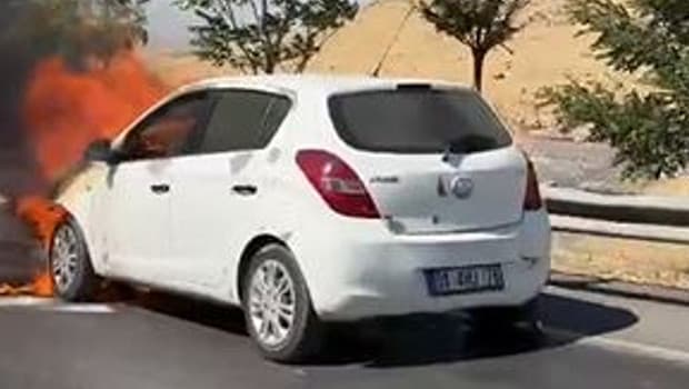Mardin'de seyir halindeki otomobil alev aldı! Araç kullanılamaz hale geldi