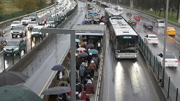İstanbul'da toplu ulaşıma yüzde 10 zam! Mavi kart, Marmaray, okul servis ücretleri... İşte yeni fiyatlar