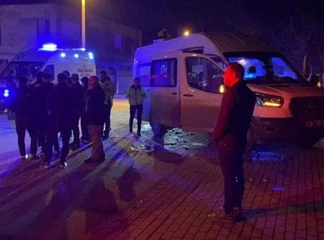 Bursa'da servis minibüsü ile otomobilin çarpıştığı kazada 9 kişi yaralandı