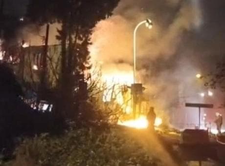 Üsküdar'da 2 katlı metruk bina alev alev yandı