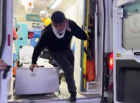 Aksaray’da bıçaklanan 2 kişi sedyeden atlayıp gazetecilere saldırdı