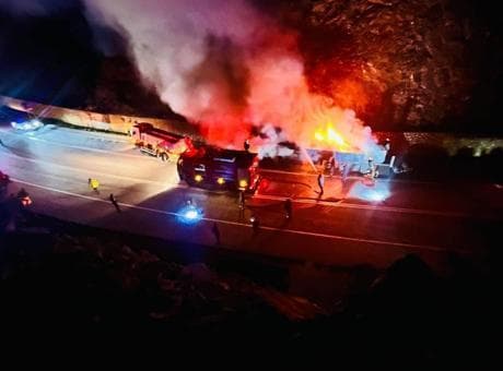 Manavgat yolunda sunta yüklü TIR’ın dorsesi küle döndü