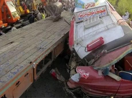 Pakistan'da yolcu otobüsü ile tır çarpıştı! Çok sayıda ölü ve yaralı var