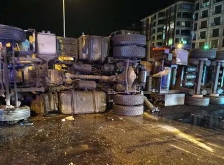 Kavşakta can pazarı! Kömür yüklü TIR devrildi, sürücü kabinde sıkıştı