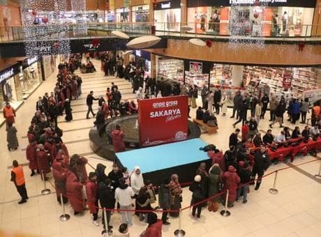 İndirim için çadır kurup geceyi dışarıda geçirdiler! Açılış kuyruğu 1 kilometreyi buldu
