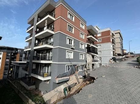 Sağanak sonrası kabus! İzmir’de istinat duvarı duvarının çöktüğü sokakta çalışmalar sürüyor: 151 kişi tahliye edildi