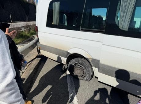 Taraftarların bulunduğu minibüsün lastiği patladı, araç refüje çarptı