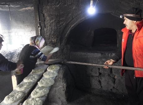 Kapadokya’nın kadınlarından ramazan mesaisi! Önce bez bebek, sonra taş fırında 100 yıllık çörek