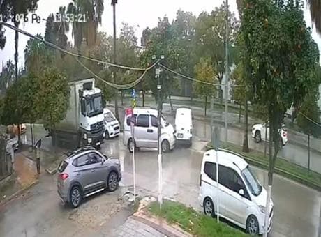 Adana’da bulvar kabusu: 1,5 yılda 25 kaza kamerada, esnaf çözüm istiyor