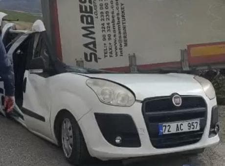 Batman'da TIR'ın dorsesi, radar aracının üzerine devrildi! 1 jandarma personeli yaralandı