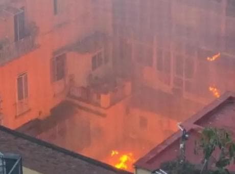 İtalya'da yangında tarihi tiyatronun çatısı çöktü!