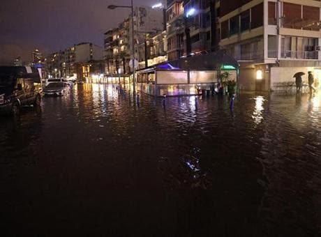 İzmir'de deniz seviyesi 85 metre yükseldi! Cadde ve sokaklar göle döndü