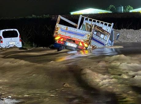 Manisa’da derede mahsur kalan 2 araç kurtarıldı