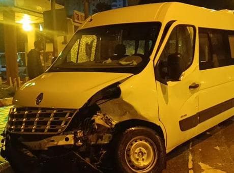 Adana'da otomobil ile minibüs çarpıştı! 3 kişi yaralandı