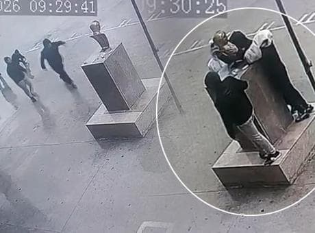 Fırtınada düşmek üzere olan Atatürk büstüne öğrenciler kalkan oldu