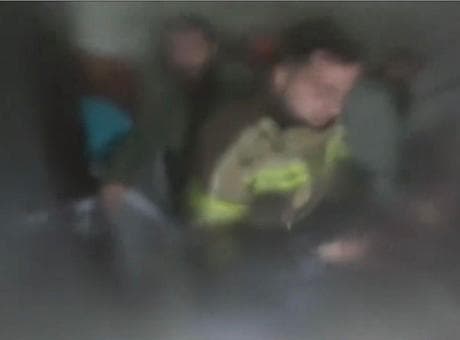 Çıkan ev yangınında alevlerin arasına daldı! O anlar kask kamerasında