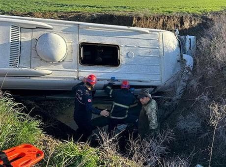 Okul servisi dereye uçtu! 1’i öğrenci 2 kişinin durumu ağır