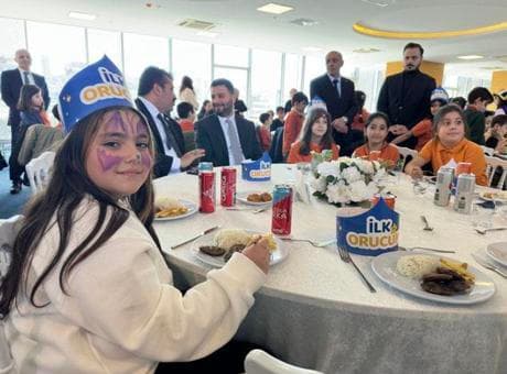 Ramazan'ın ilk iftarı miniklerle yapıldı! 200 çocuk orucunu açtı