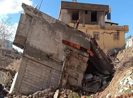 Adıyaman'da 2 katlı bina büyük bir gürültü ile çöktü