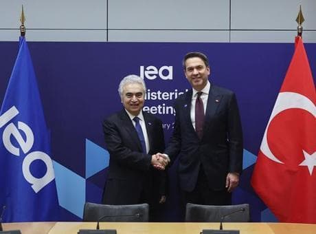 Bakan Bayraktar ve IEA Başkanı Birol, Paris'te Türkiye'nin enerji dönüşümü yol haritasını görüştü