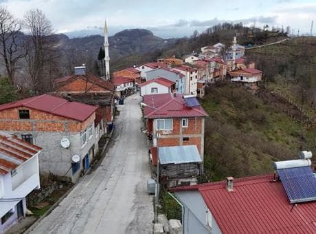 Karadeniz fıkrası gibi mahalle! Komşular bir adımla il değiştiriyor, bir dakika farkla iftar açıyor