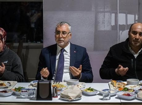 Çalışma ve Sosyal Güvenlik Bakanı Işıkhan, ilk iftarını fabrika işçileriyle yaptı