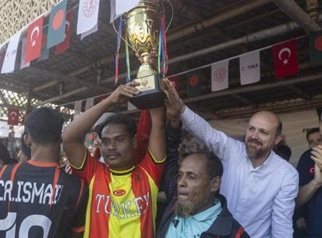 Bilal Erdoğan ile TİKA Başkanı Eren, Bangladeş'te Arakan mülteci kampını ziyaret etti