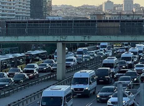 İstanbul'da iki yakada da trafik çilesi! Yoğunluk yüzde 85'i gördü