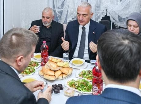 Bakan Ersoy Kırıkkale’de vatandaşlarla yürüdü, ev sofrasında iftar açtı