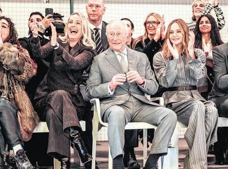 Türk modacıların da boy göstereceği Londra Moda Haftası açıldı: Kardeşini boş verdi