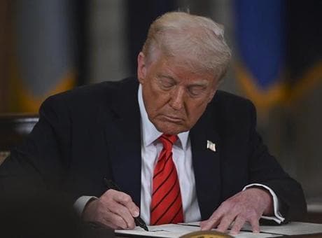 Trump, tüm ülkelere yüzde 10 tarife uygulanmasına ilişkin kararı imzaladı