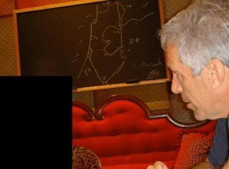 Epstein'in evindeki gizemli harita! Dikkat çeken imza: Planın parçası mı?