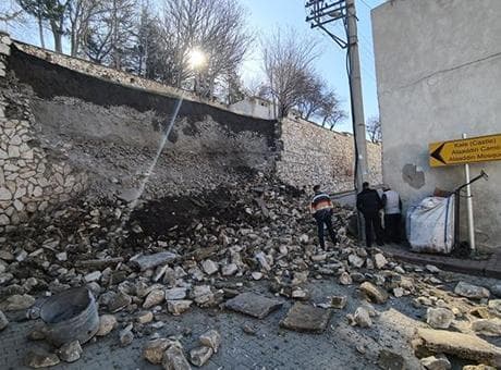 Niğde Kalesi'nin istinat duvarı çöktü