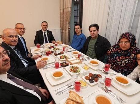 Bakan Kacır, depremzede aile ile iftar yaptı