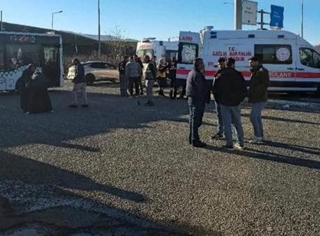 Bingöl'de ambulans ile hafif ticari araç çarpıştı: 5 yaralı