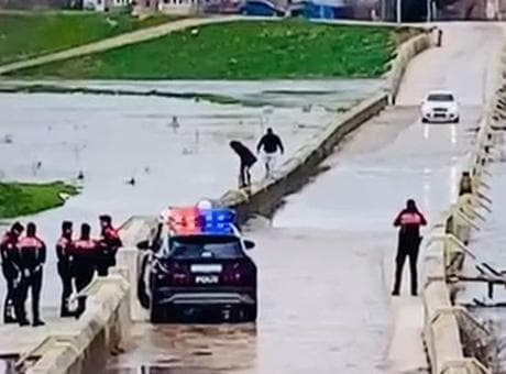 Polisin uyarısına rağmen tehlikeli köprüden geçip düşme tehlikesi atlattılar