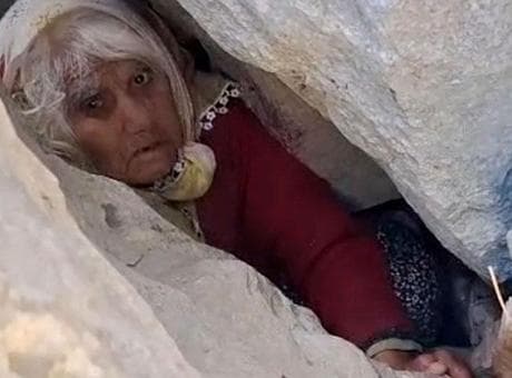 Azrail'le burun buruna 24 saat: 80 yaşındaki kadın 5 metrelik yarıktan çıkarıldı