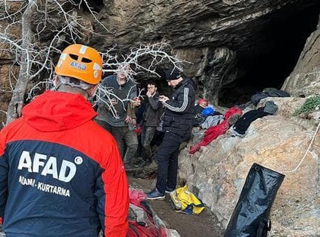 İzmir’de mağarada zamanla yarış! Çukura düşen kişi için kurtarma çalışması başlatıldı