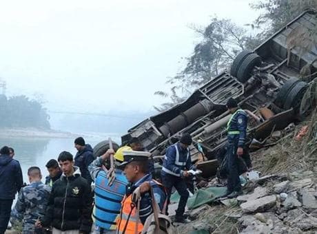 Nepal'de yolcu otobüsü nehre uçtu! Çok sayıda can kaybı var