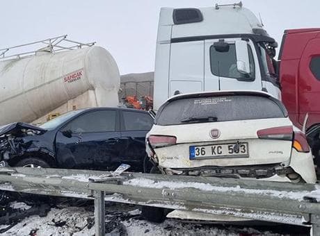 SON DAKİKA: Erzurum'da sis nedeniyle zincirleme kaza! Çok sayıda yaralı var