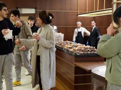 Cumhurbaşkanlığı Millet Kütüphanesi'nde ziyaretçilere sahur ikramları dağıtılıyor