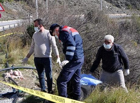 Antalya'da yol kenarında kadın cesedi bulundu