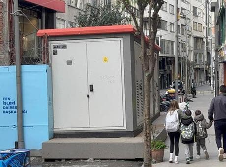 Şişli'de İBB'nin yola taşıdığı trafoya esnaftan tepki: Tüm esnaf şikayetçi