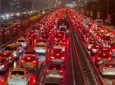 İstanbul'da iftar öncesi trafik resmen kilitlendi! Yoğunluk yüzde 83'e çıktı