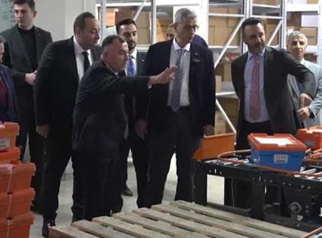 Bakan Memişoğlu, Ankara'da bir ecza deposunda incelemelerde bulundu