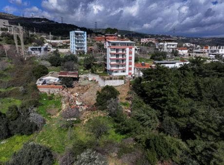 Bornova’da perde beton çöktü, apartman tahliye edildi! Vatandaş araçta yaşıyor