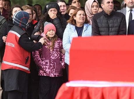 Nil, şehit babasını uğurladı! Gözyaşları sel oldu