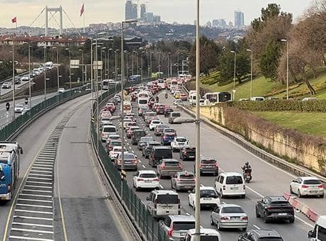 İstanbul'da iftar öncesi trafik resmen kilitlendi! Yoğunluk yüzde 85'lere geldi